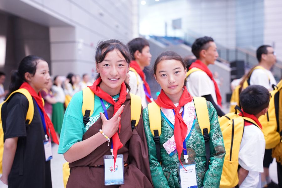 身着民族服装的“三峡娃娃”。（摄影：秦铃萌）